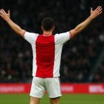 Mika Godts van Ajax viert een doelpunt tijdens een wedstrijd in de Eredivisie.