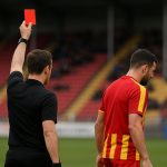 Thibo Baeten van Go Ahead Eagles verlaat het veld na een rode kaart in De Kuip