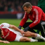 Oleksandr Zinchenko van Ajax valt uit met een knieblessure in de Johan Cruijff ArenA