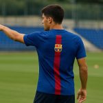 Pau Cubarsí van FC Barcelona tijdens een trainingsmoment, gezien vanop de rug