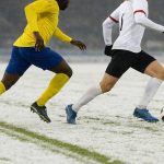 Sneeuw op een voetbalveld tijdens een match in de Jupiler Pro League