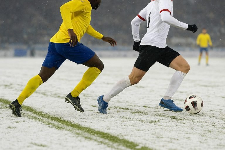 Sneeuw op een voetbalveld tijdens een match in de Jupiler Pro League