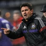 Besnik Hasi langs de zijlijn tijdens een match van Anderlecht