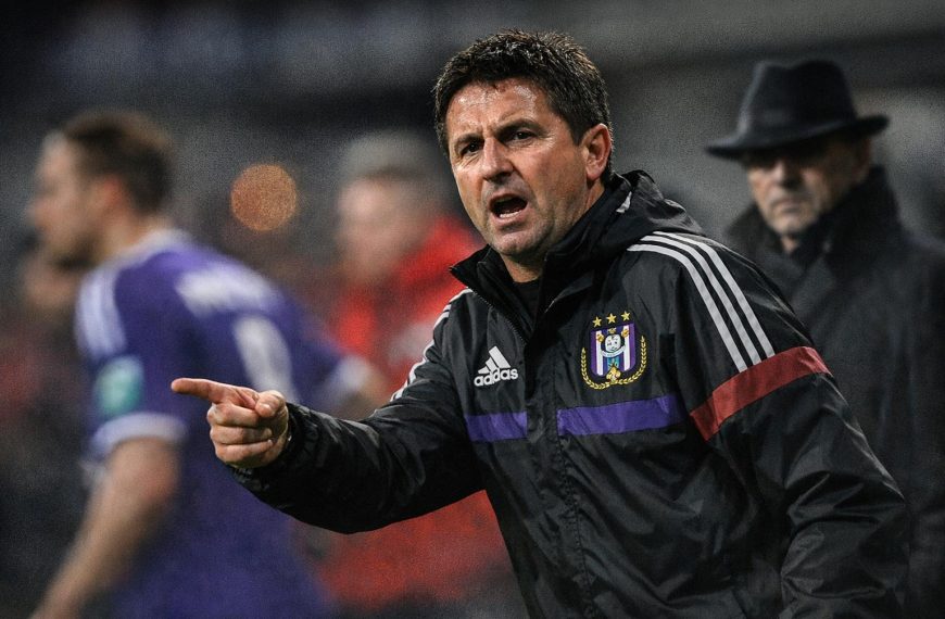 Besnik Hasi langs de zijlijn tijdens een match van Anderlecht