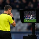 Scheidsrechter Nathan Verboomen in een VAR-context tijdens STVV tegen Zulte Waregem
