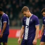 Teleurgestelde spelers van RSC Anderlecht in het Lotto Park tijdens een wedstrijd in de Jupiler Pro League