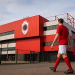 Sfeershot rond het stadion in Antwerpen met verwijzing naar Marc Overmars en de sportieve staf