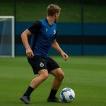 Spelmoment op training bij Club Brugge met focus op een middenvelder, zonder herkenbare gezichten.