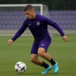 Training bij Anderlecht met focus op een jonge middenvelder, zonder herkenbare gezichten.