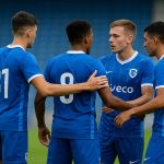 Spelers van KRC Genk vieren samen op het veld na een doelpunt