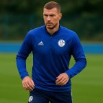 Edin Dzeko in trainingsoutfit van Schalke 04 tijdens een sessie op het oefenveld