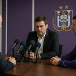 Kenneth Bornauw van RSC Anderlecht in gesprek in clubcontext rond Nathan De Cat