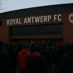 Sfeerbeeld aan de Bosuil bij Royal Antwerp FC, met focus op de onrust rond het bestuur