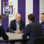 Bestuursmoment bij RSC Anderlecht met clubfiguren in gesprek