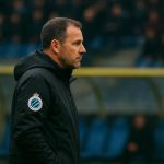 Carl Hoefkens langs de zijlijn tijdens een wedstrijd, in coachrol