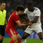 Spelmoment tijdens Benfica tegen Real Madrid in Lissabon met spelers in duel en de scheidsrechter op de achtergrond