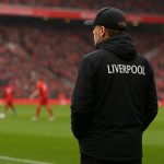 Arne Slot langs de zijlijn tijdens Liverpool tegen Newcastle op Anfield