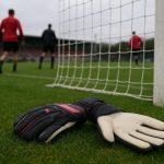 Keeperssituatie bij de Rode Duivels op training, met focus op doelmond en handschoenen zonder herkenbare gezichten