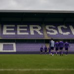 Sfeerbeeld rond het stadion van Beerschot op het Kiel met spelers op de achtergrond