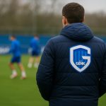 Nicky Hayen tijdens een moment van overleg bij KRC Genk in aanloop naar een Europese wedstrijd.