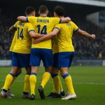 Sfeerbeeld van Union SG-spelers die samen een doelpunt vieren in het stadion