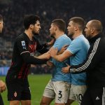 Alexis Saelemaekers in een duel tijdens AC Milan-Como in San Siro