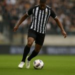 Parfait Guiagon in actie voor Sporting Charleroi tijdens een wedstrijdmoment.