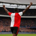 Ayase Ueda viert een doelpunt in het shirt van Feyenoord.