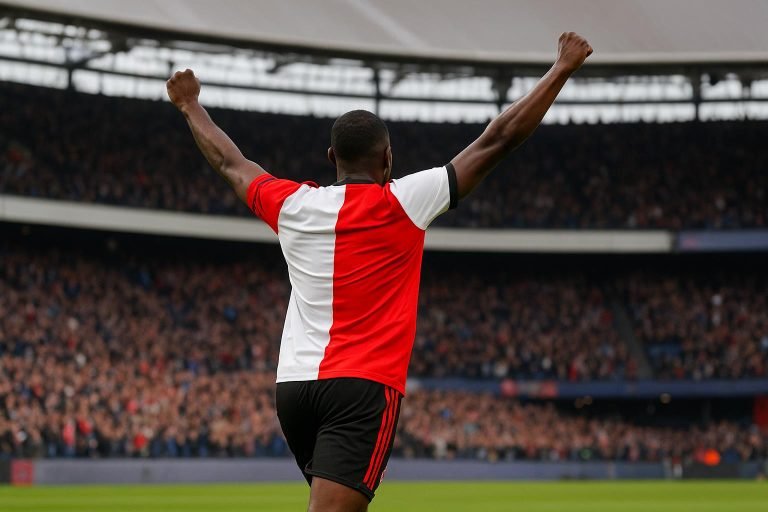 Ayase Ueda viert een doelpunt in het shirt van Feyenoord.