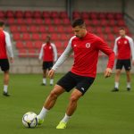 Middenvelder in trainingscontext bij Stade de Reims, met focus op balcontrole zonder herkenbare gezichten.