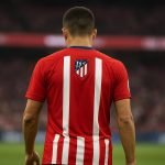 Julián Álvarez in actie in een wedstrijdshirt van Atlético Madrid