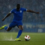 Spelers van KRC Genk vieren op een nat veld na de zege bij Dinamo Zagreb in de Europa League.
