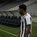 Loïs Openda in Juventus-tenue tijdens een wedstrijdmoment, zichtbaar teleurgesteld.