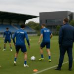 Spelers van KRC Genk op training terwijl de staf toekijkt, in aanloop naar de competitie.