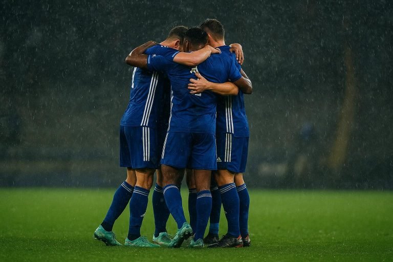 Spelers van KRC Genk vieren de 1-3 zege in Zagreb in de regen