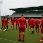 Spelers van de Rode Duivels op training, gezien vanop afstand