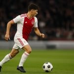 Rayane Bounida in Ajax-shirt tijdens een wedstrijdmoment