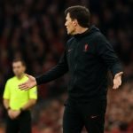 Arne Slot langs de zijlijn tijdens een wedstrijd van Liverpool
