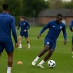 Trainingssessie op een Engels veld bij een semi-profclub, in de context van Mudryk die opnieuw meetraint