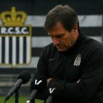 Hans Cornelis langs de zijlijn bij Sporting Charleroi in het Stade du Pays de Charleroi
