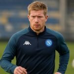 Kevin De Bruyne in Napoli-tenue op het trainingsveld, met focus op zijn comeback en toekomst.