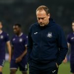 Jérémy Taravel van Anderlecht langs de zijlijn tijdens een wedstrijd