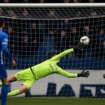 Doelman van KRC Genk laat een bal los in de zestien tijdens een wedstrijd in de Jupiler Pro League.