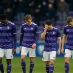 Teleurgestelde spelers van RSC Anderlecht na de 2-3-nederlaag tegen Cercle Brugge in het Lotto Park