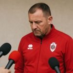 Joseph Oosting langs de zijlijn bij Royal Antwerp FC in een stadionomgeving