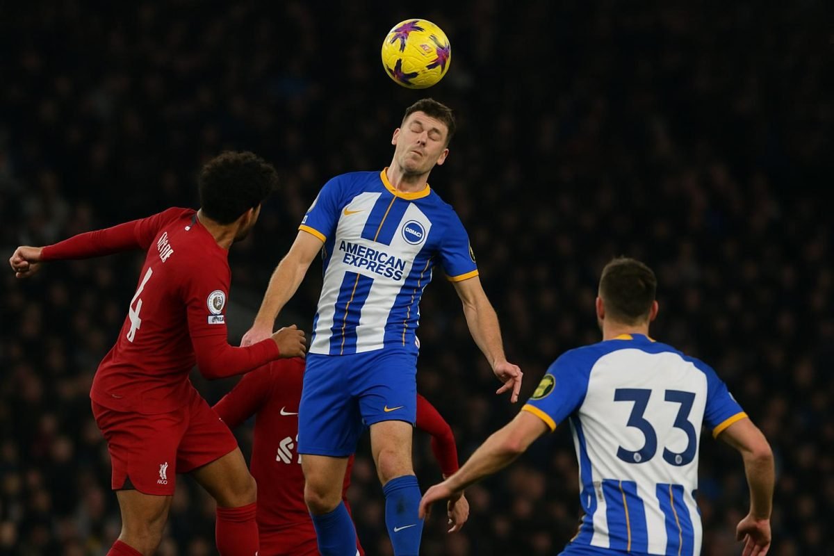 Duel tussen Liverpool-verdedigers en Brighton-spits Danny Welbeck tijdens Liverpool tegen Brighton