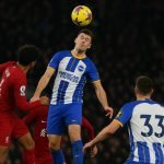 Duel tussen Liverpool-verdedigers en Brighton-spits Danny Welbeck tijdens Liverpool tegen Brighton