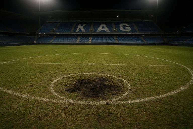 Sfeerbeeld van het Jan Breydelstadion met focus op het veld en sporen van vandalisme