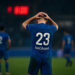 Spelers van KRC Genk in het stadion na een tegendoelpunt