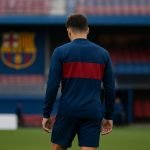 Hansi Flick langs de zijlijn bij FC Barcelona terwijl de club de zomermercato voorbereidt.